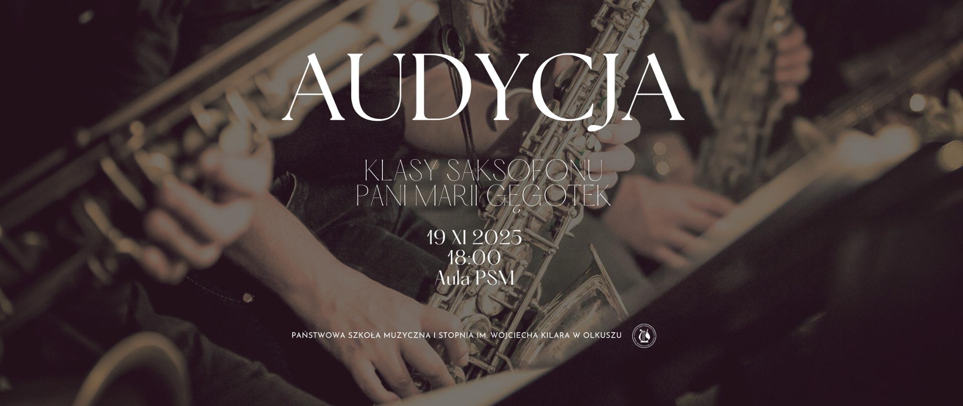 fragment osób siedzących i grających na saksofonach, białe cienkie napisy