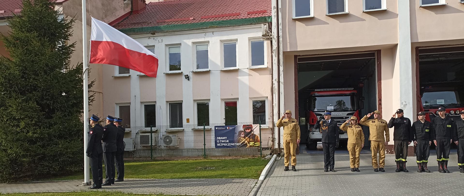 Uroczysta zbiórka z okazji ,, Dnia Flagi RP"