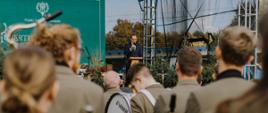 Wiceminister Edward Siarka przemawia podczas obchodów Ogólnopolskiego Hubertusa w Malborku