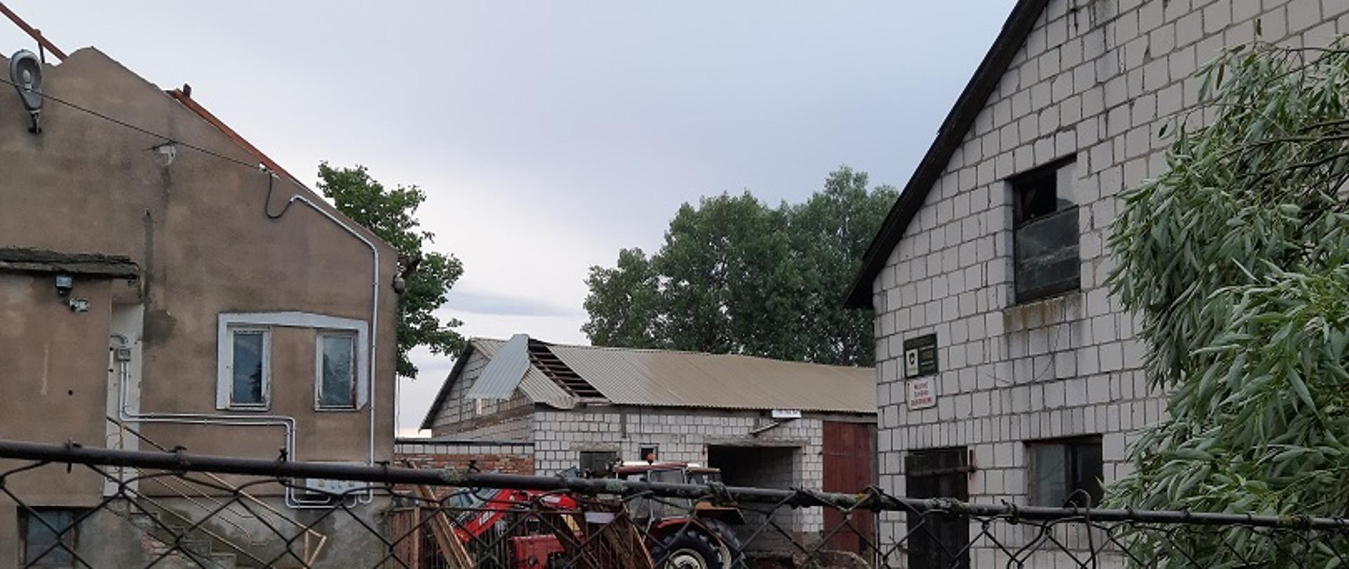 Zdjęcie obrazuje uszkodzone budynki