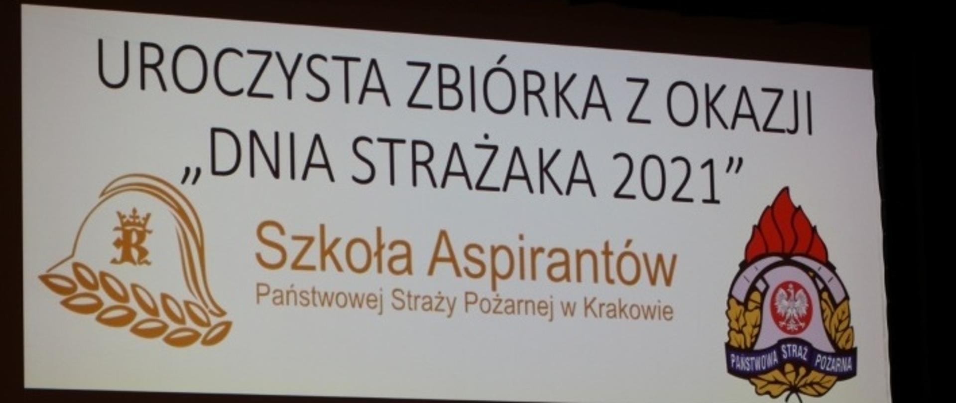Baner z napisem UROCZYSTA ZBIÓRKA Z OKAZJI Dnia Strażaka 2021 r. Szkoła Aspirantów PSP w Krakowie