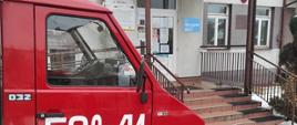 Pojazd pożarniczy należący do OSP Osiek znajduje się przed ośrodkiem zdrowia. Pojazdem dowieziono osoby na szczepienie