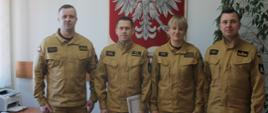 Zdjęcie przedstawia komendanta powiatowego PSP w Kole st. bryg. Krzysztofa Żurawika, zastępcę komendanta powiatowego PSP w Kole mł. bryg. Arkadiusza Wypióra, naczelnika wydziału kwatermistrzowsko-kadrowego st. kpt. Joannę Wolną oraz awansowanego mł. kpt. Kamila Jasińskiego