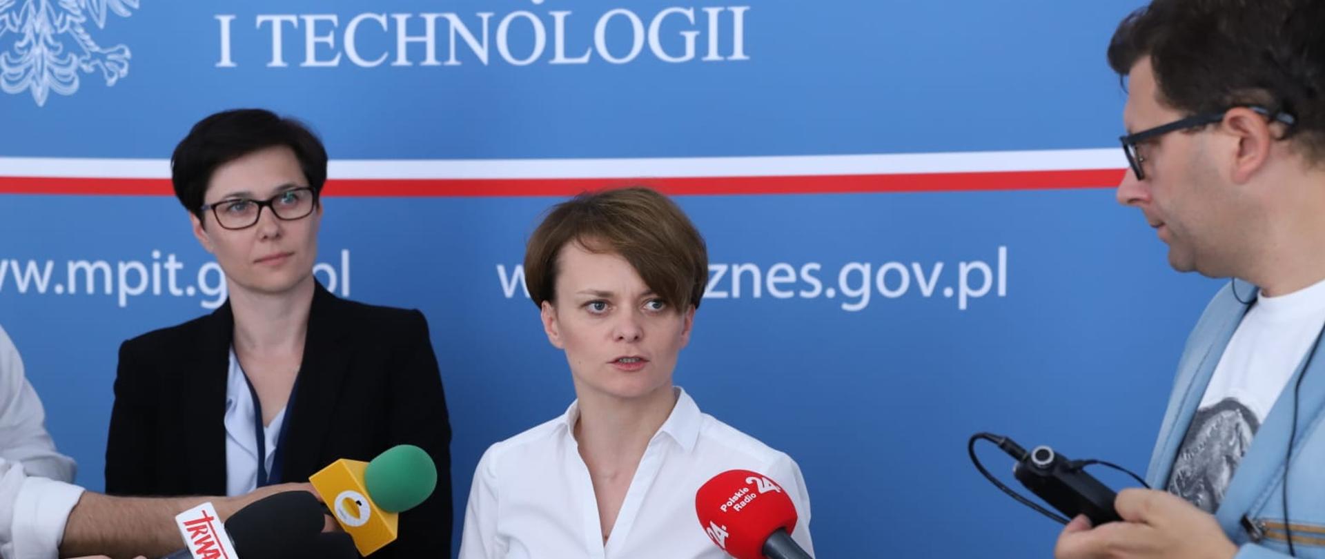 Minister Jadwiga Emilewicz spotkała się z dziennikarzami ws nowej ustawy PZP