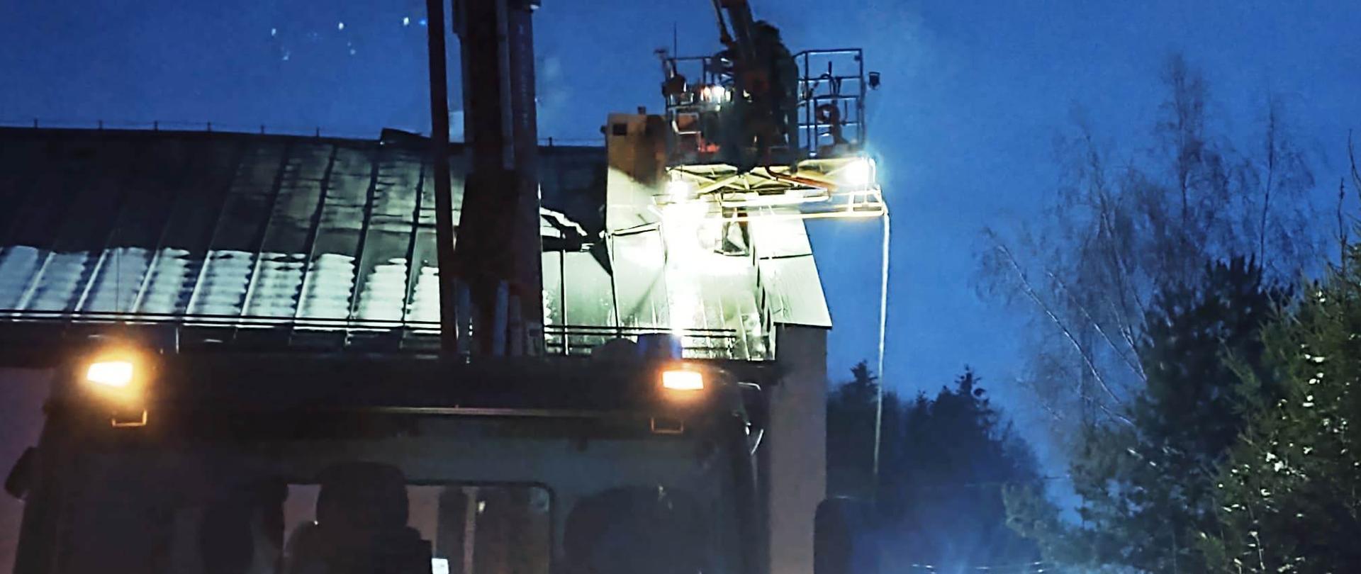 Podnośnik prowadzi działania przy budynku