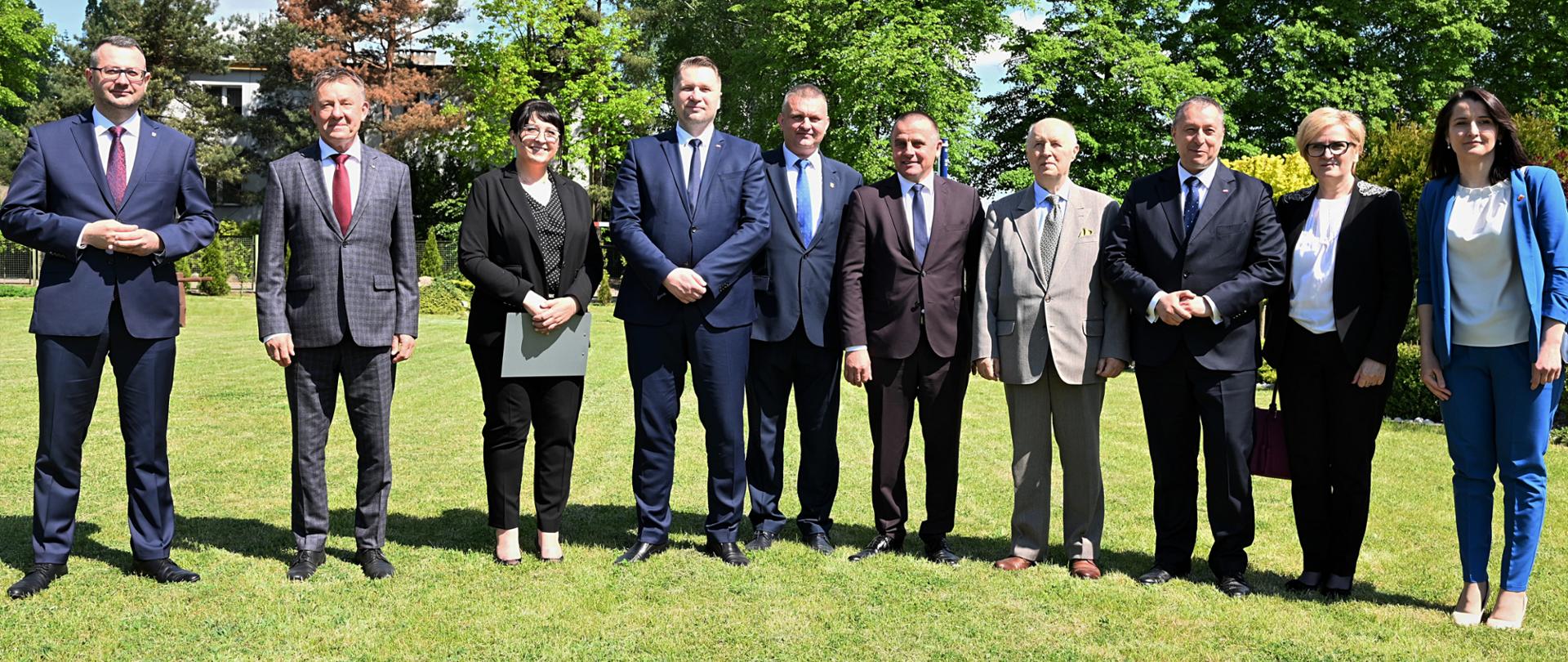 Pamiątkowa fotografia razem z dyrekcją placówki 