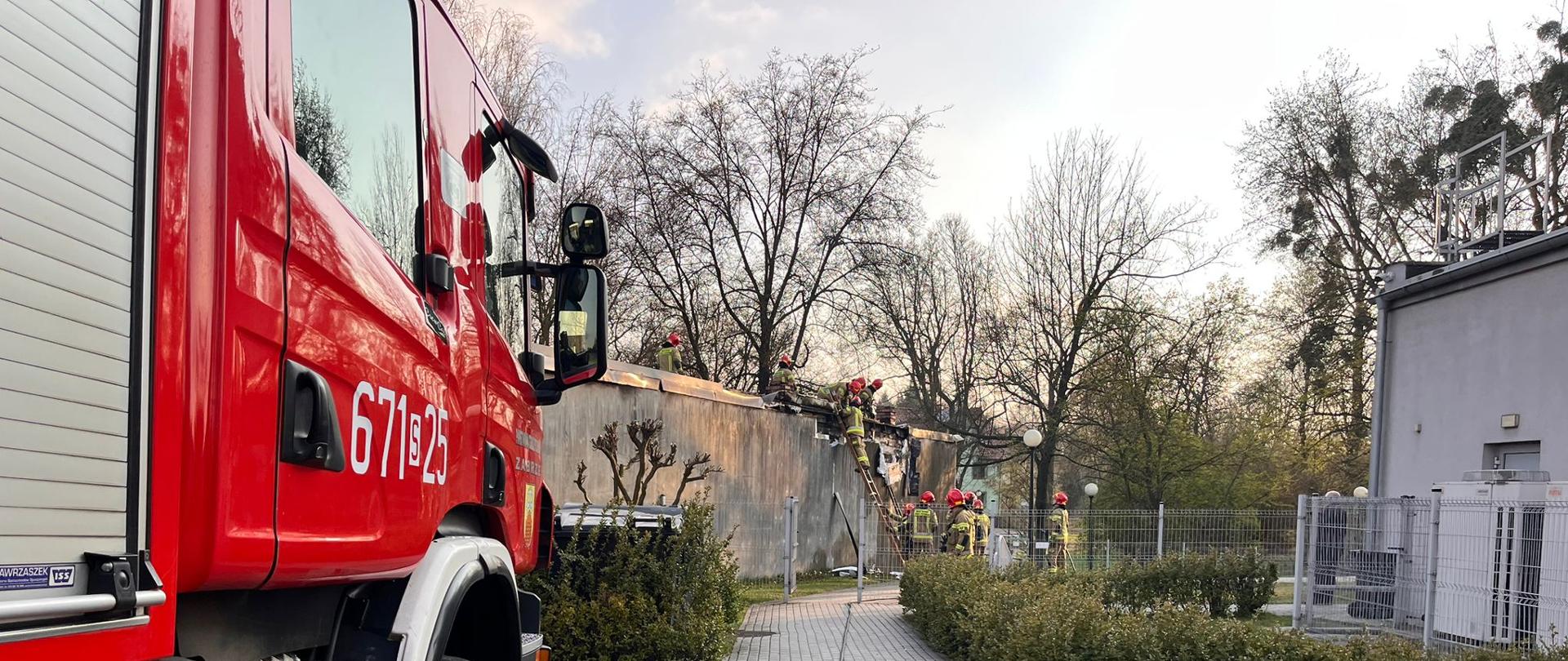 Strażacy prowadzący działania gaśnicze
