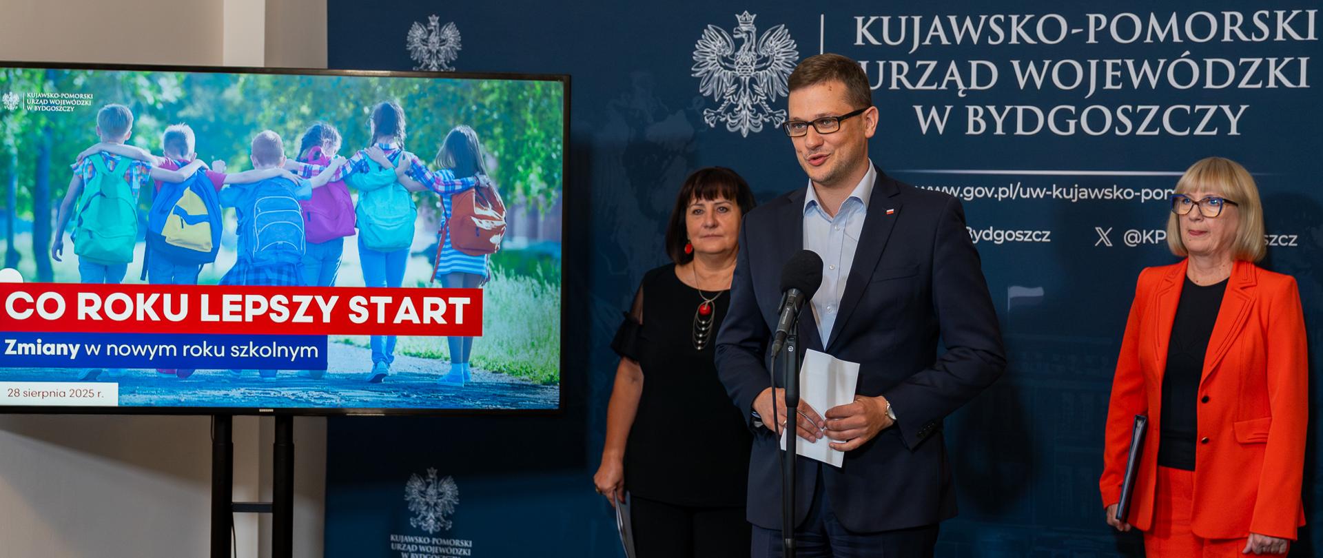 Konferencja prasowa w temacie zmian, które czekają uczniów i nauczycieli w nowym roku szkolnym. 