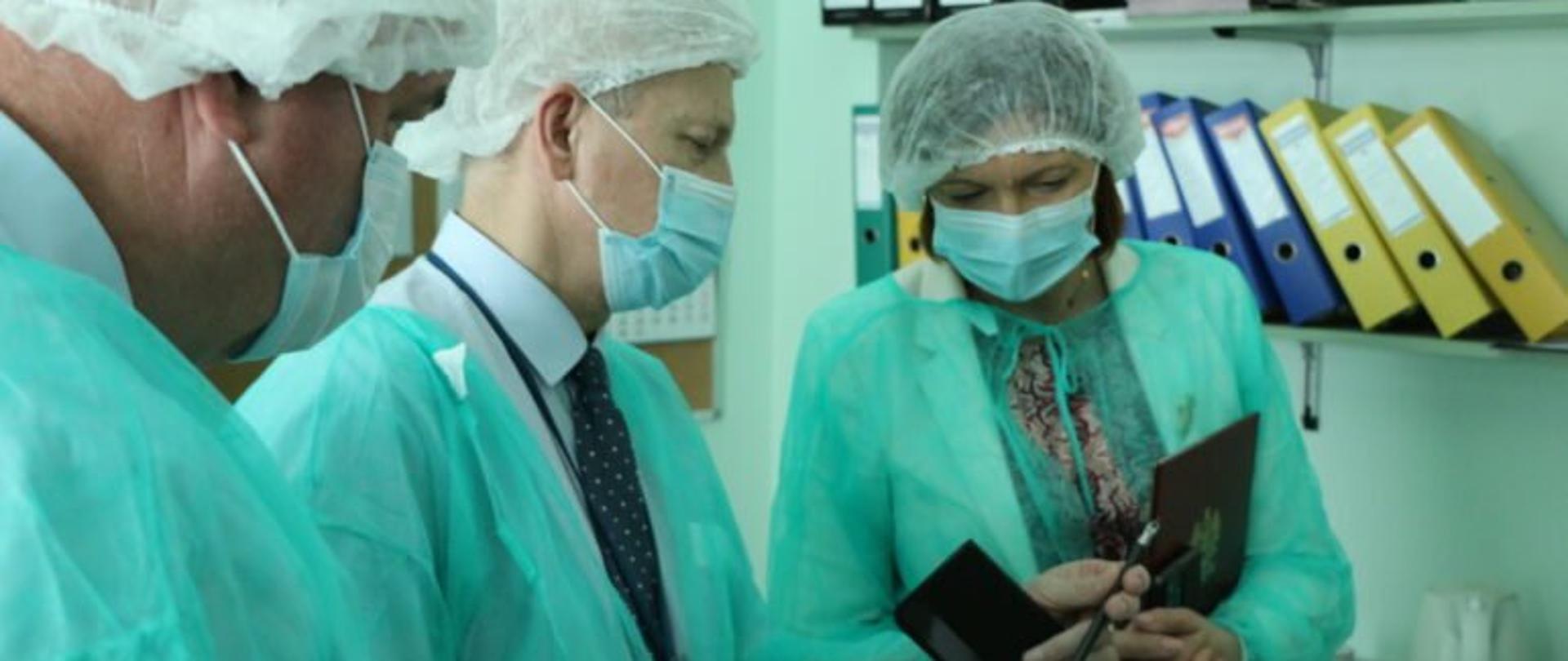 Członkowie sejmowej podkomisji oraz wojewoda podkarpacki Ewa Leniart podczas wizyty w szpitalu wojewódzkim w Rzeszowie przy ul. Chopina