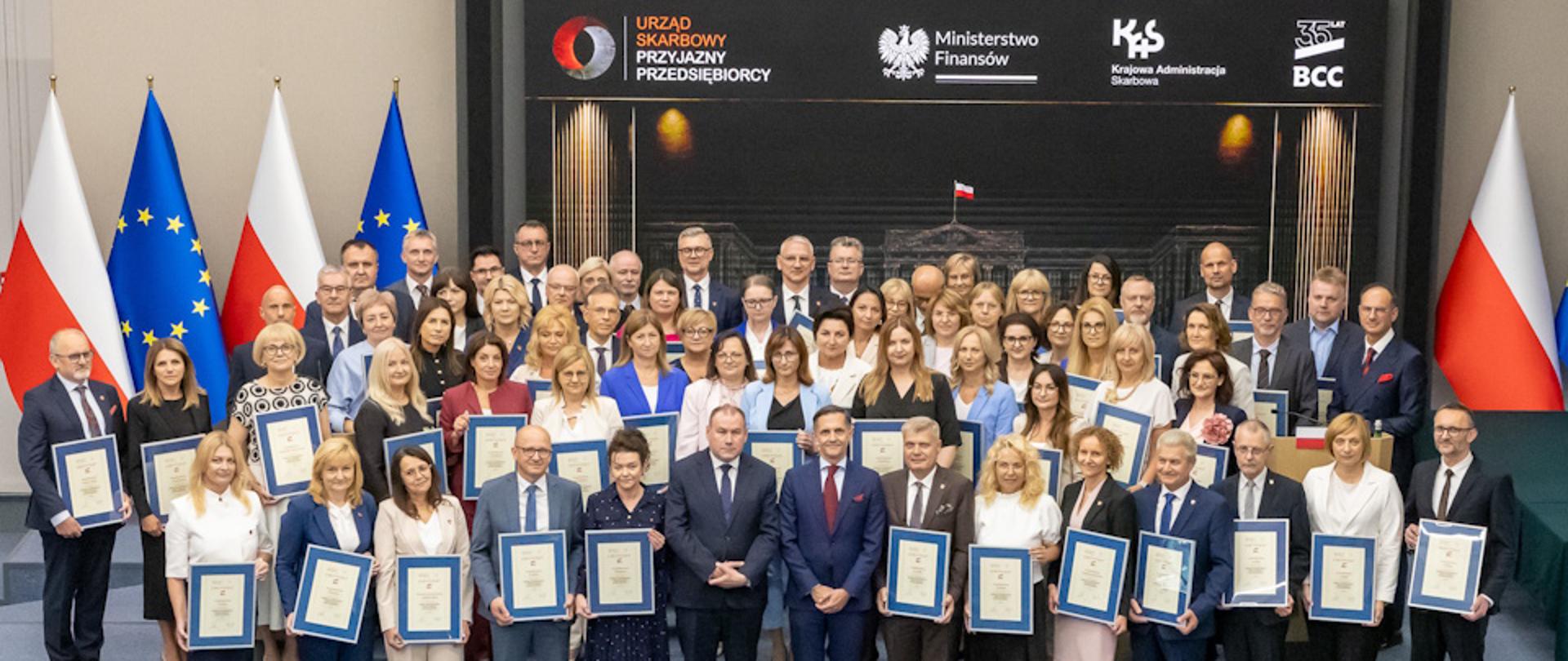 Wspólne zdjęcie laureatów konkursu "Urząd Skarbowy Przyjazny Przedsiębiorcy"