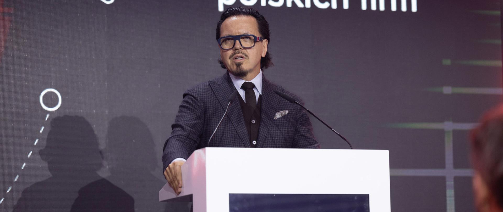 Minister Wojciech Balczun stoi za mównicą. W tle ścianka z napisem Rozwój polskich firm