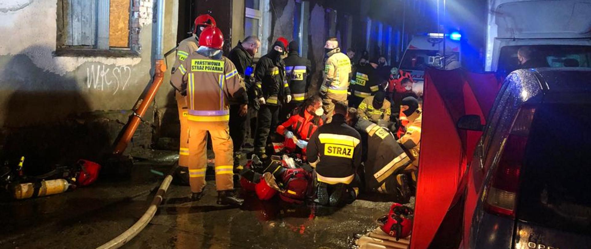 na zdjęciu strażacy ratują ofiary