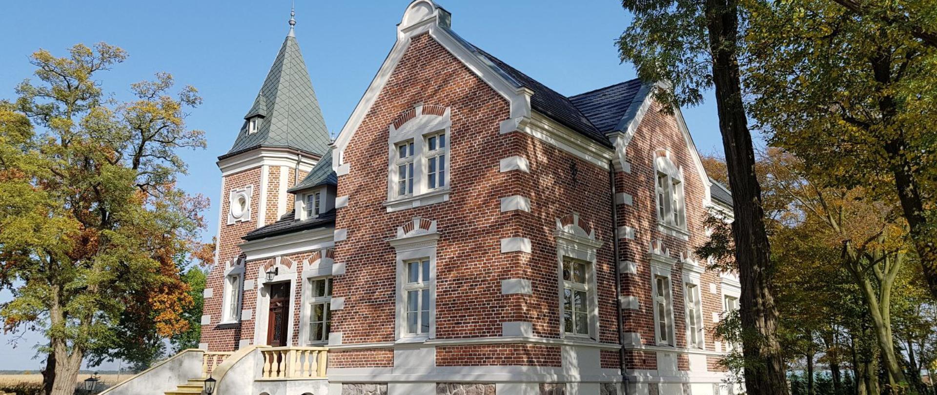 Dwór w miejscowości Psienie-Ostrów, laureat 2018 r. w kategorii C: adaptacja obiektu zabytkowego