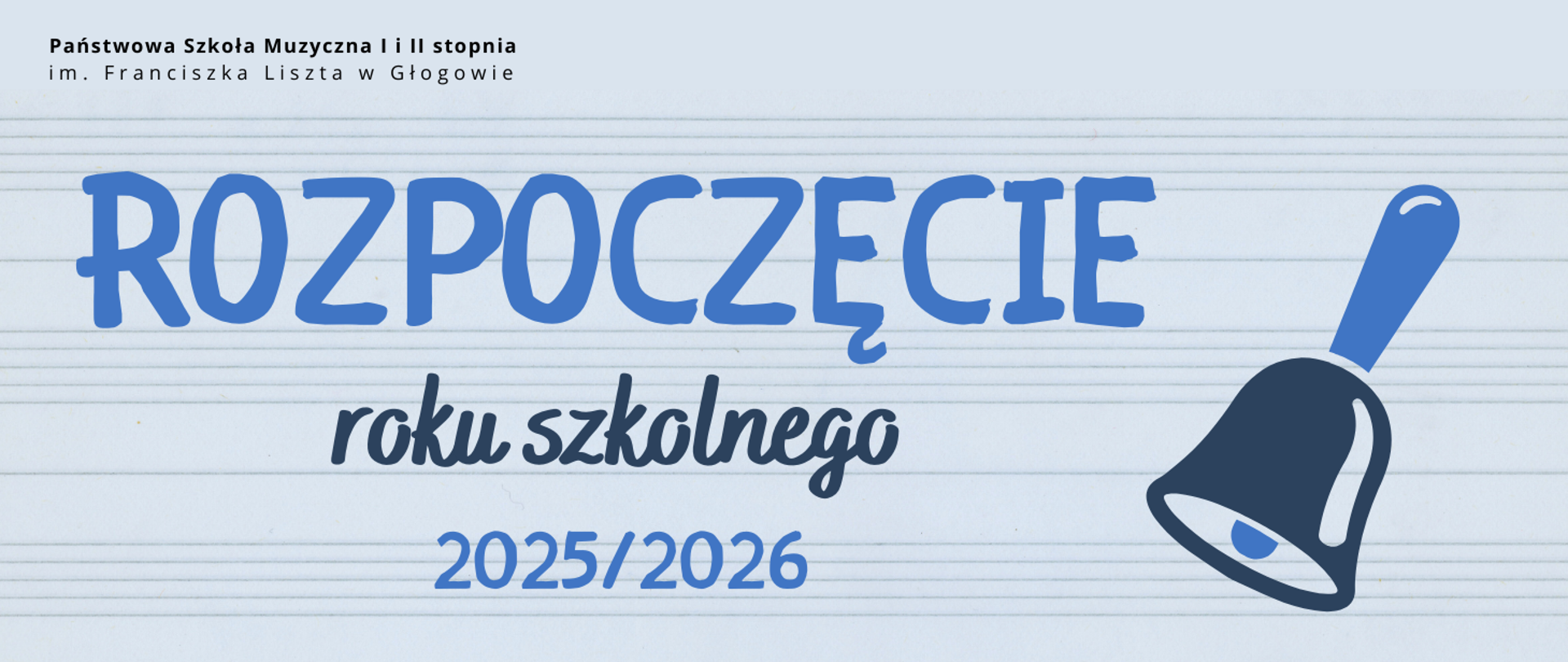 Grafika zawiera tekst: "ROZPOCZĘCIE roku szkolnego 2025/2026". Napisy w trzech rzędach. Kroje czcionek różne w kolejnych rzędach, stylizowane na pismo odręczne. Pierwsze słowo wyróżnione dużym rozmiarem czcionki. Kolejne rzędy tekstu od góry w kolorach: niebieskim, czarnym i niebieskim. Z prawej strony napisu ikonografika dzwonka szkolnego z rączką u góry. Rączka i serce dzwonka niebieskie, korpus ciemnoniebieski. Tło obrazu szare, z poziomymi liniami pogrupowanymi w pięciolinie. W lewym górnym rogu pełna nazwa szkoły, w dwóch rzędach, litery czarne.