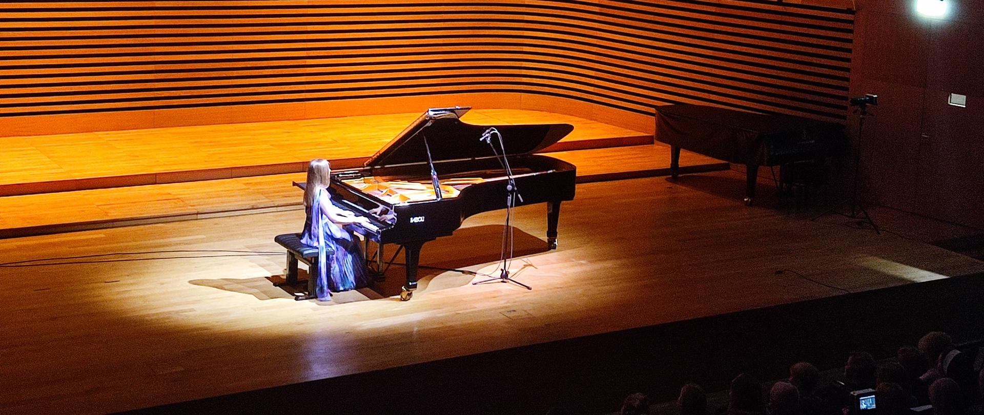 Artystka gra na fortepianie na scenie sali koncertowej PSM w Jastrzębiu-Zdroju