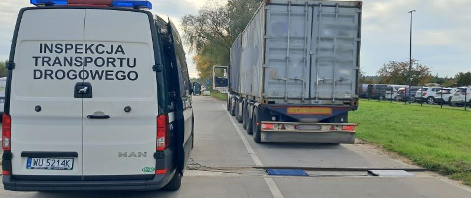 Widok pojazdu ITD na tle kontrolowanych pojazdów 