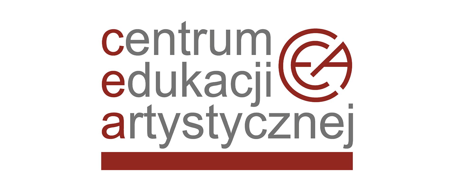 Logo CEA zbudowane z dwóch części - napisu w trzech wierszach Centrum Edukacji Artystycznej. Pierwsze litery wyróżnione kolorem ciemnoczerwonym, reszta w kolorze szarym. Całość podkreślona ciemnoczerwoną stopką. W prawym górnym rogu umieszczona jest ikonografika liter CEA w kolorze ciemnoczerwonym w kształcie koła.