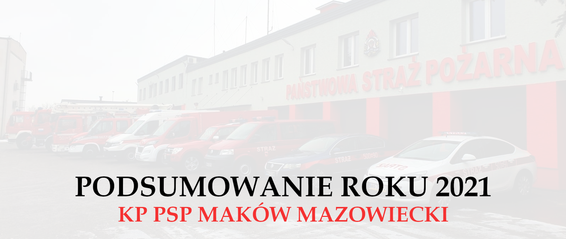 Napis PODSUMOWANIE ROKU 2021 KP PSP MAKÓW MAZOWIECKI na tle budynku komendy z samochodami przed garażami.