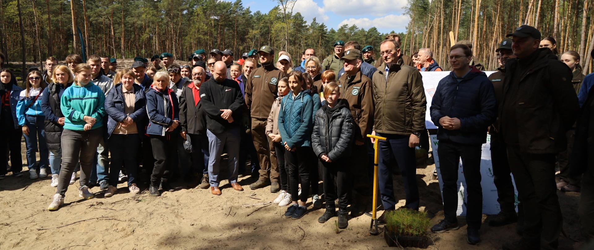 Minister Anna Moskwa z uczestnikami akcji "Łączą nas drzewa"