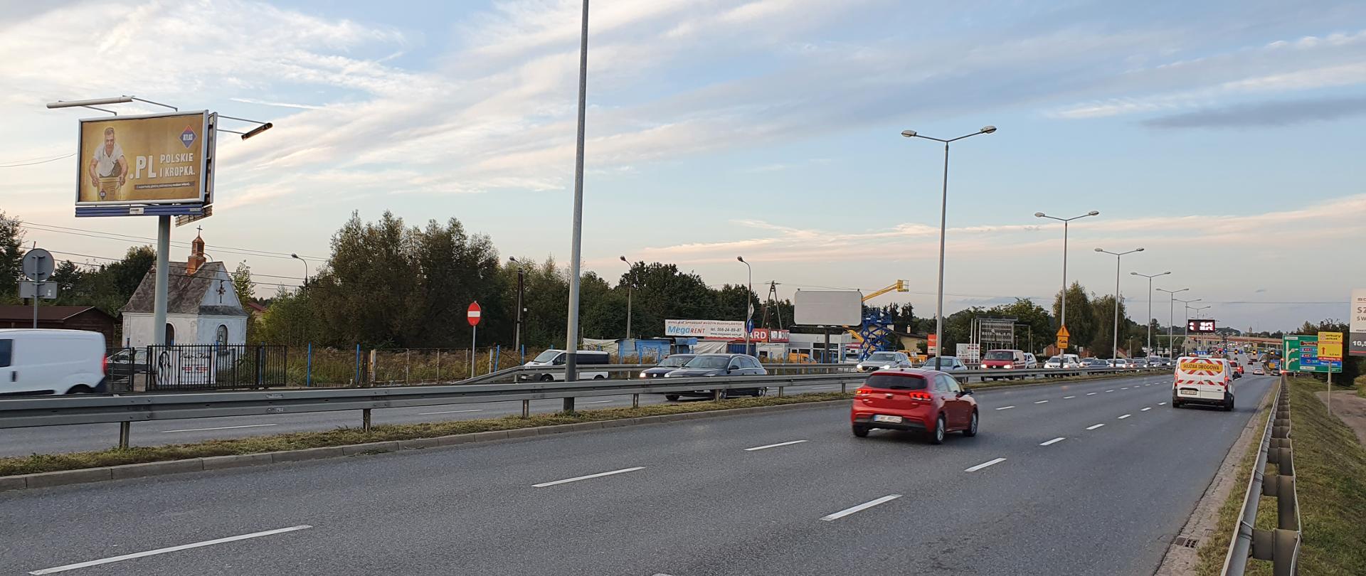 Dwukierunkowa jezdnia, po trzy pasy w obu kierunkach, rozdzielone pasem zieleni z barierą energochłonną. Na rozdzielającym pasie zieleni rozmieszczone są latarnie uliczne.