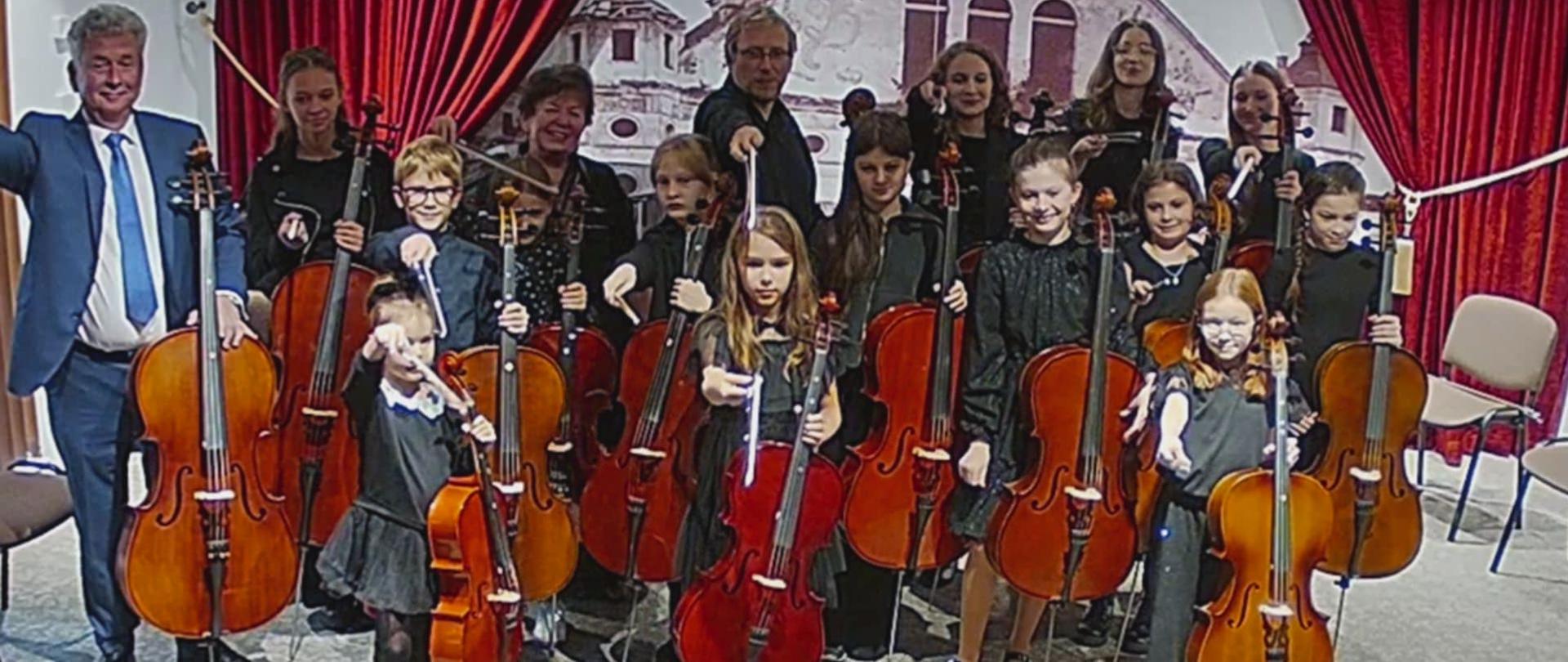 Uczniowie klasy wiolonczeli razem z pedagogami