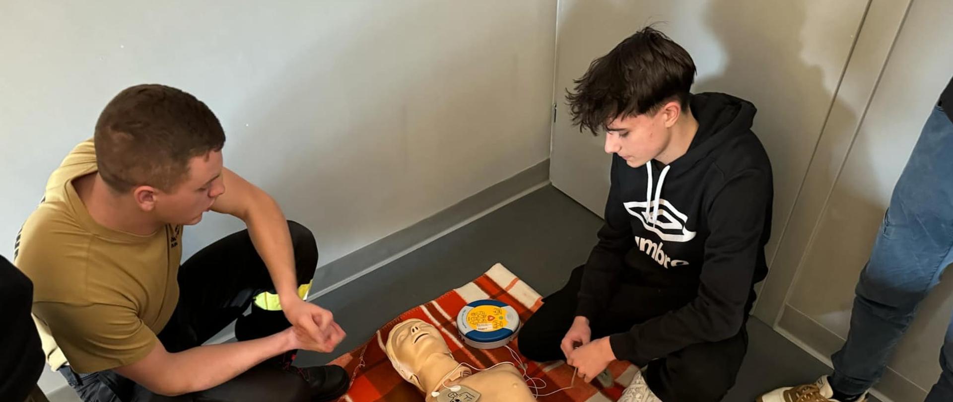 Zdjęcie przedstawia uczestników szkolenia z pierwszej pomocy.