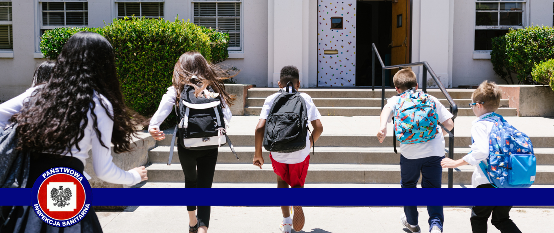 Dzieci z plecakami biegnące do szkoły. Na dole granatowy pasek, a w lewym dolnym rogu logo Państwowej Inspekcji Sanitarnej. 