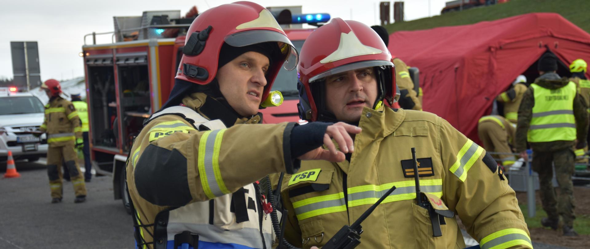 Dowódca akcji przekazuje informacje z miejsca zdarzenia Komendantowi Powiatowemu