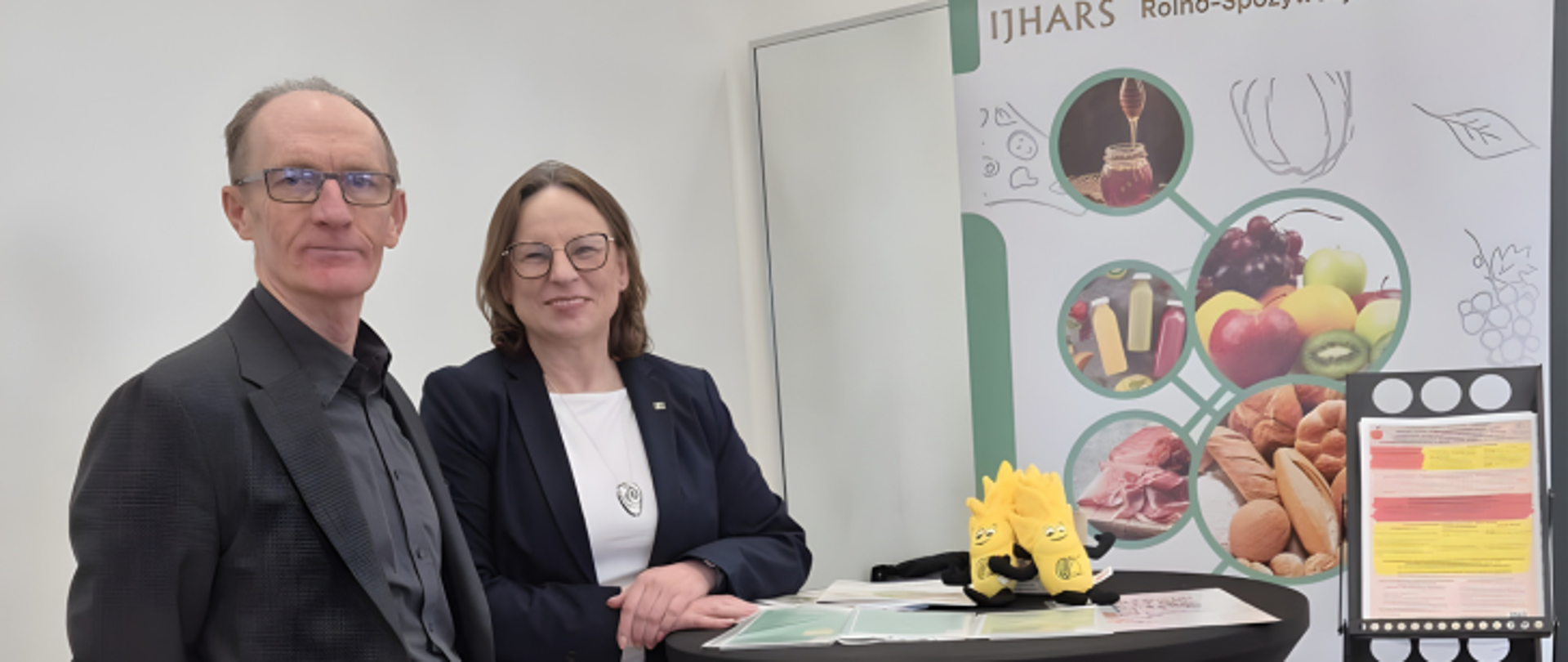 Wielkopolski Wojewódzki Inspektor JHARS i pracownik Inspektoratu na Forum Rolniczym w Białośliwiu.