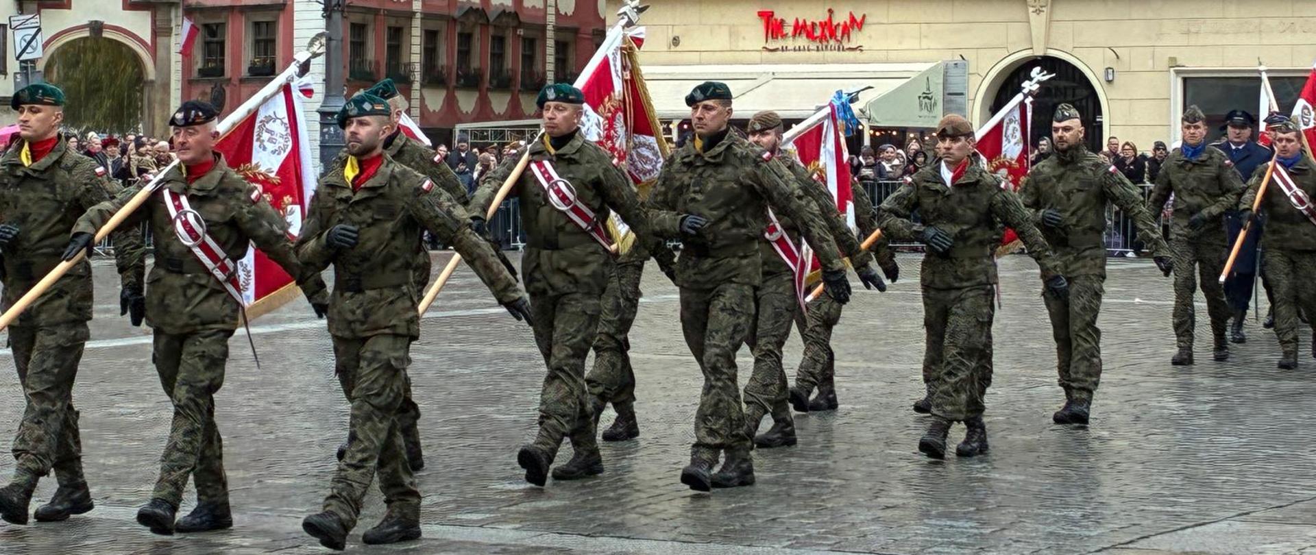 Maszerujący żołnierze w Rynku.