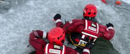 Ćwiczenia kazimierskich strażaków z zakresu ratownictwa lodowego na zbiorniku retencyjnym w Kazimierzy Wielkiej