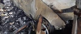 Spalony samochód w wyniku pożaru garażu.