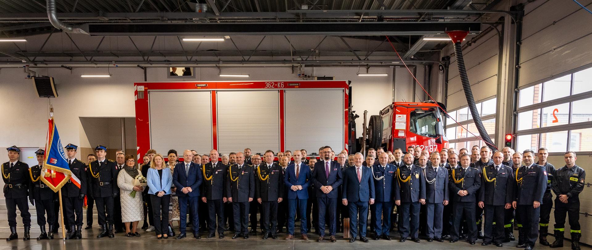 Goście pozujący do wspólnego zdjęcia.