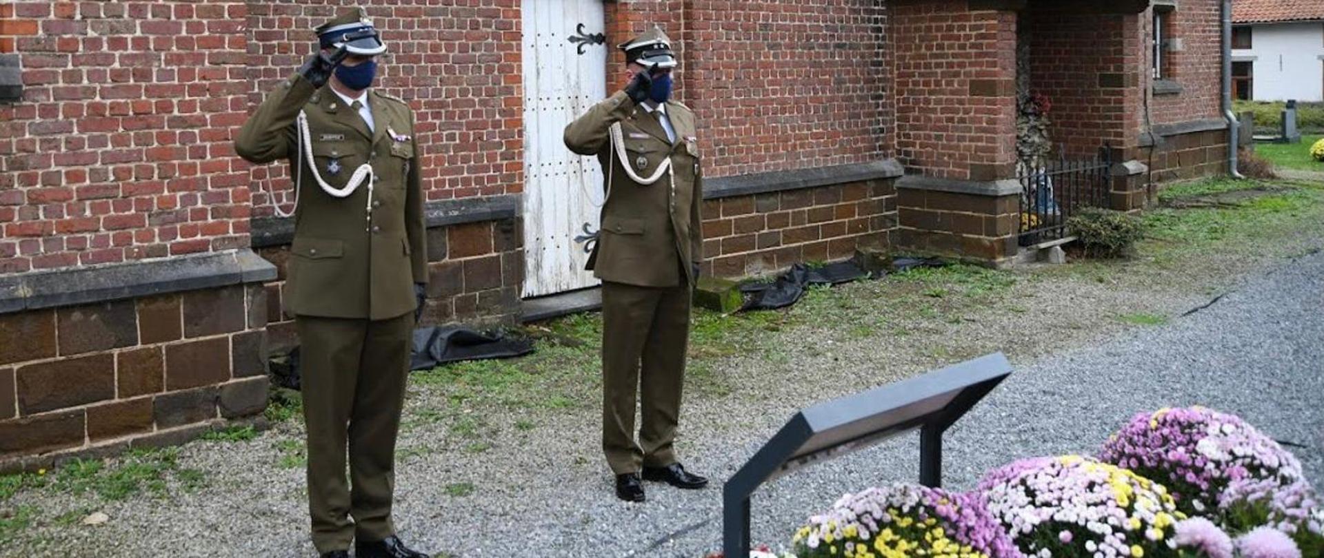Officers paying tribute to fallen soldiers