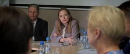 Minister funduszy funduszy i polityki regionalnej Katarzyna Pełczyńska-Nałęcz siedzi przy stole, po jej prawej stronie siedzi Dyrektor Departamentu Programów Regionalnych w MFiPR Piotr Zygadło