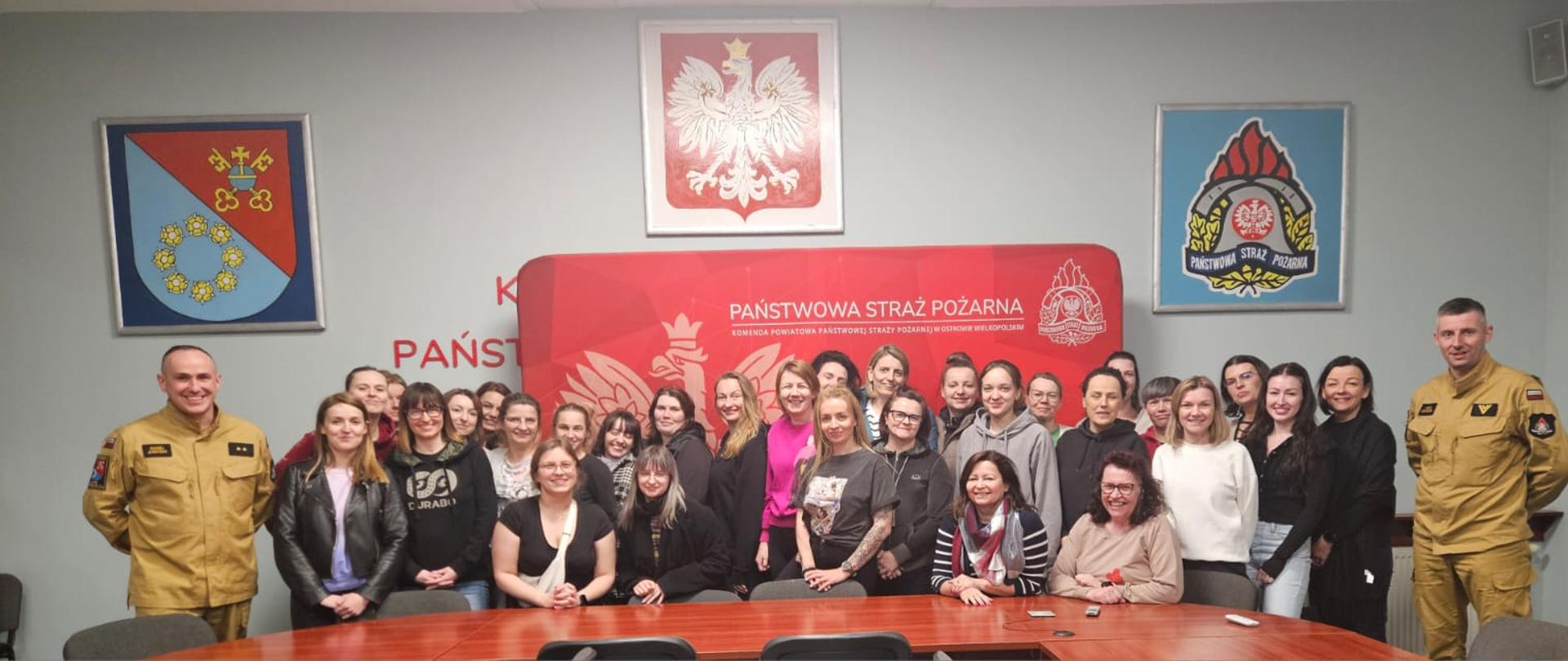 Kobiety ze strażakami