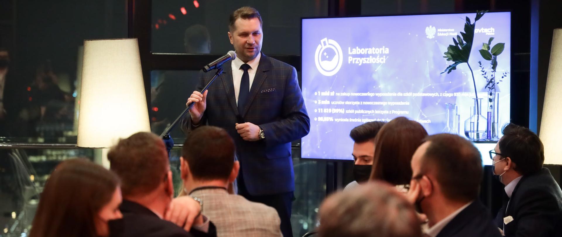 Spotkanie Ministra Edukacji i Nauki z przedstawicielami branży technologii w edukacji , minister Przemysław Czarnek przemawia do zgromadzonych.