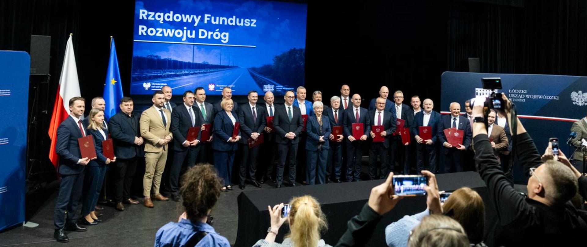 Pamiątkowa fotografia uczestników spotkania w Tomaszowie Mazowieckim 