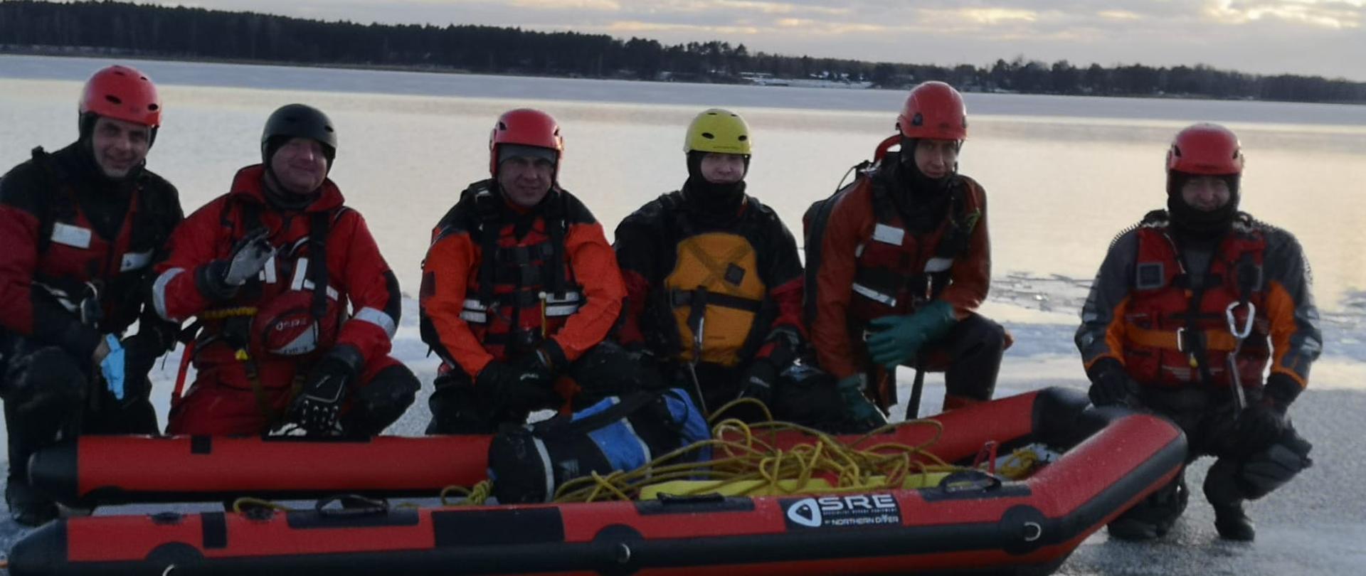 Wspólne zdjęcie uczestników warsztatów na zamarzniętym zalewie Koronowskim.