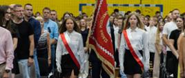 Wprowadzenie sztandaru szkoły podczas Wojewódzkiej uroczystości rozpoczęcia roku szkolnego 2025/2026 w Szkole Podstawowej nr 20 w Grudziądzu