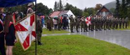 Na zdjęciu widać Pomnik Generała Stanisława Maczka oraz żołnierzy ze sztandarem. Dowódca oddaje hołd a za żołnierzami stoją osoby zaproszone na tą uroczystość.