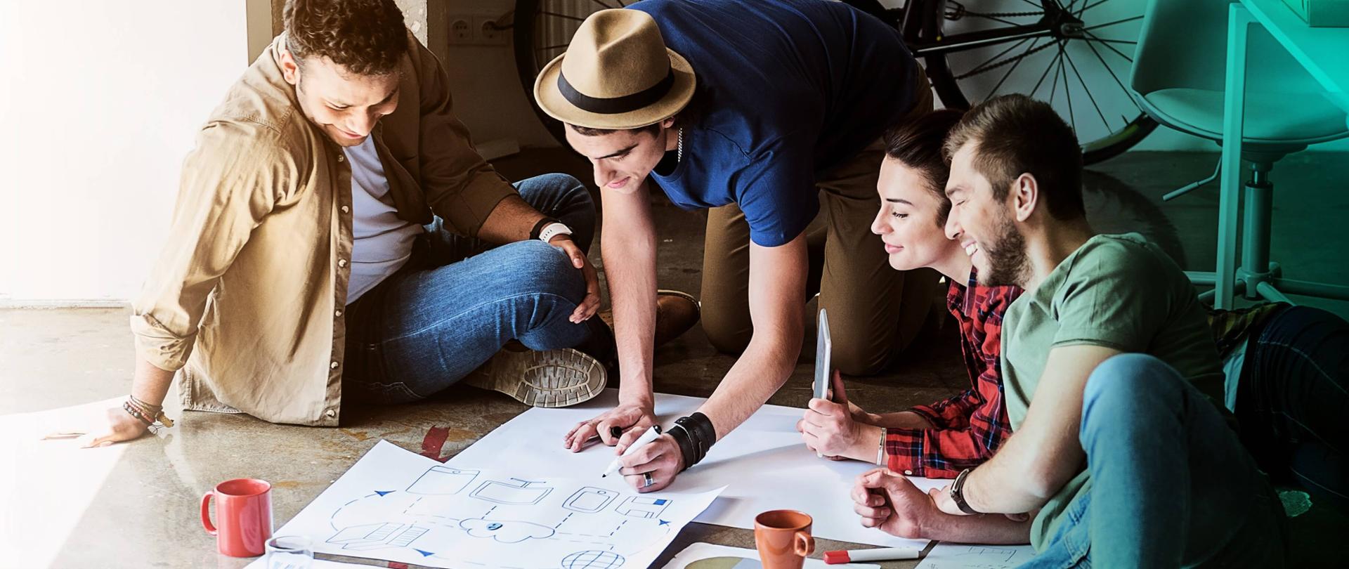 Trzech mężczyzn i jedna kobieta projektują chmurę informacyjną.