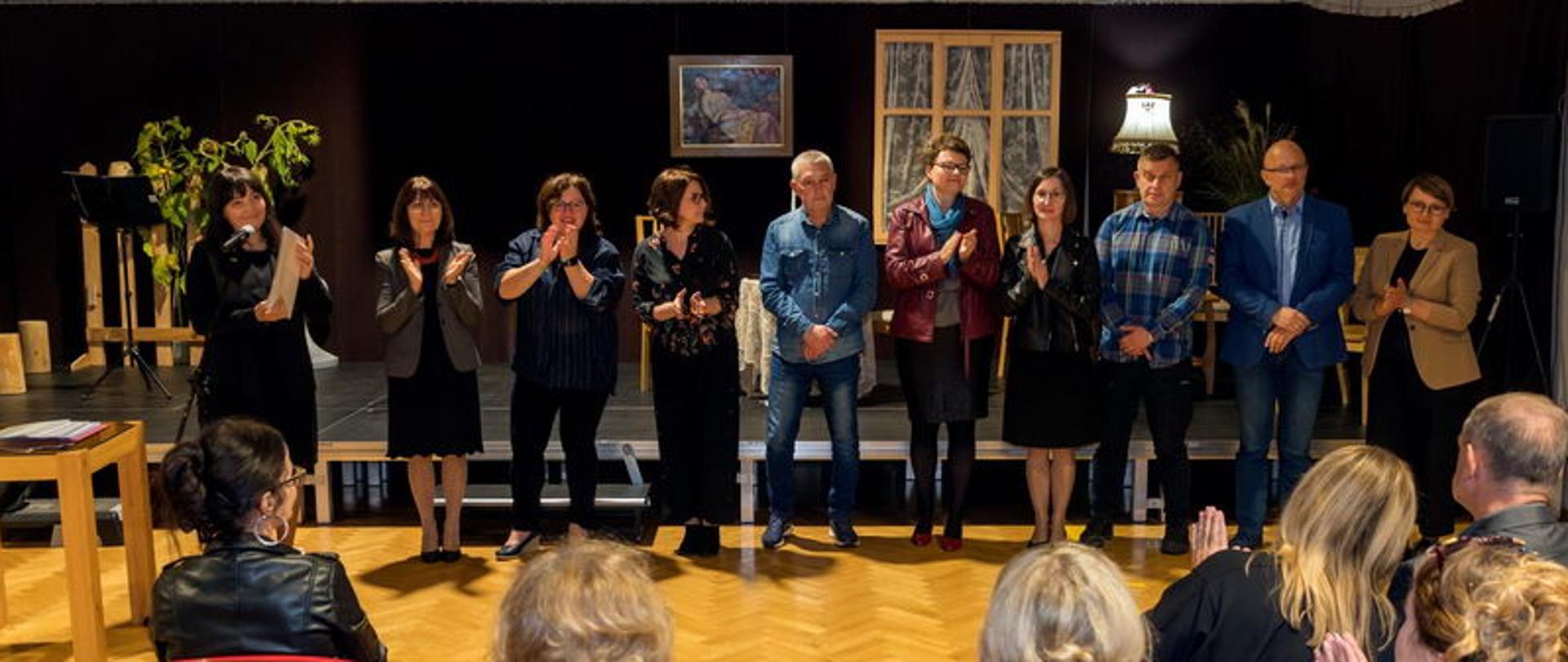 na zdjęciu widzimy naszą Dyrekcję i nauczycieli