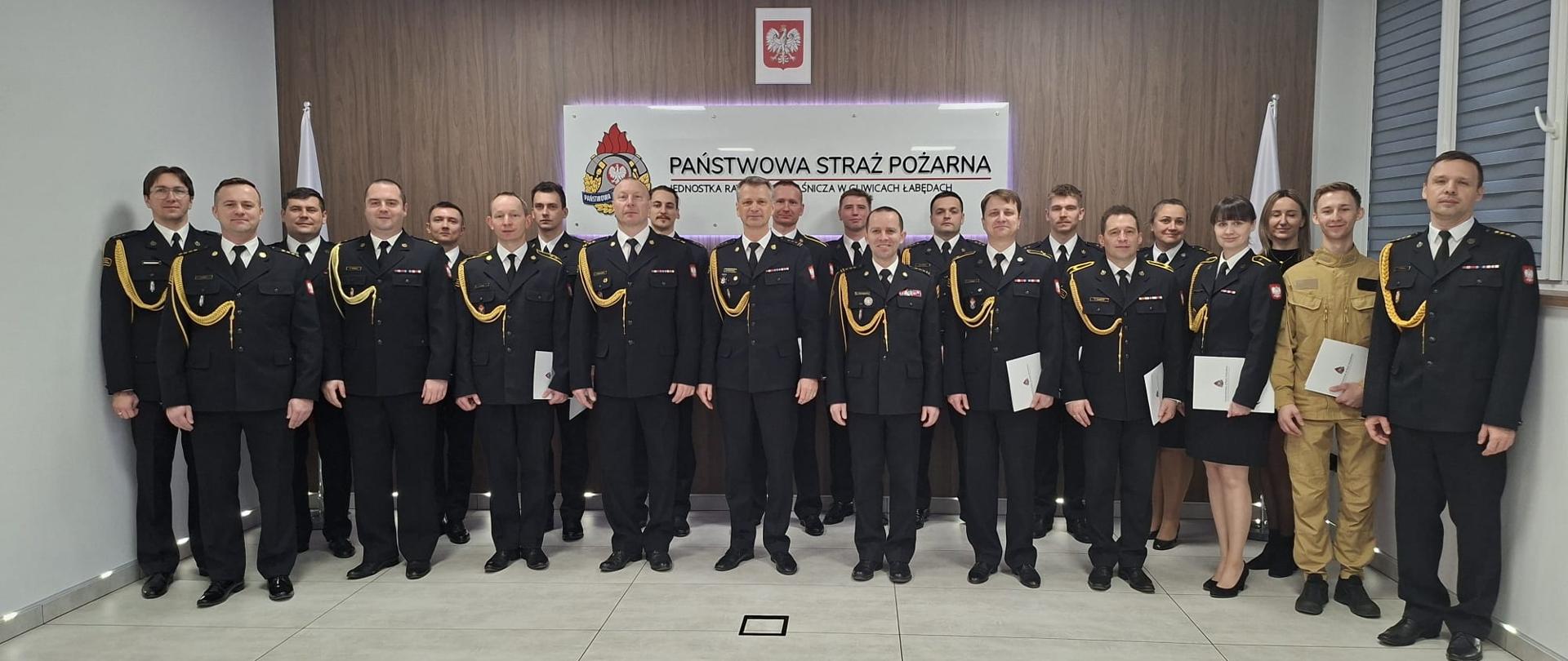 Zdjęcie grupowe uczestników uroczystej zbiórki