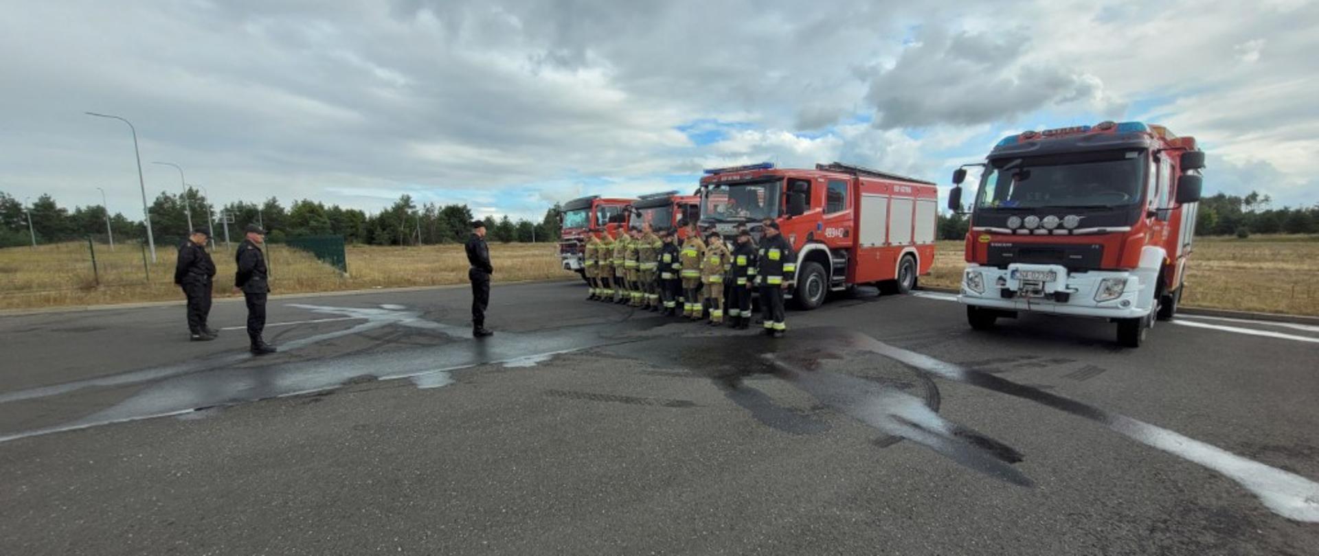 Na zdjęciu strażacy podczas ćwiczeń plutonu Krajniak WOO