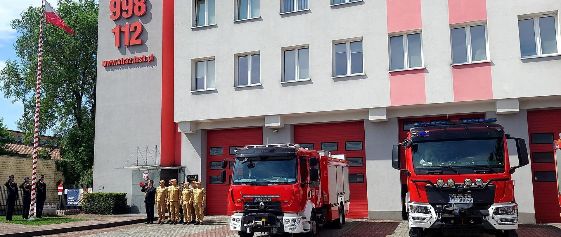 Łascy strażacy jak co roku uczcili Dzień Flagi Rzeczypospolitej Polskiej z dumą eksponując symbol narodowy podczas uroczystej zbiórki.
Łascy strażacy jak co roku uczcili Dzień Flagi Rzeczypospolitej Polskiej z dumą eksponując symbol narodowy podczas uroczystej zbiórki. Na zdjęciu widać flagę RP wciągniętą na maszt flagowy, obok masztu stoją trzej strażacy PSP w umundurowanu wyjściowym oddając honory, dalej patrząc w praco stoi zmiana służbowa z dowódcą, oraz dwa pojazdy pożarnicze. W tle widać budynek Komendy Powiatowej PSP w Łasku. 