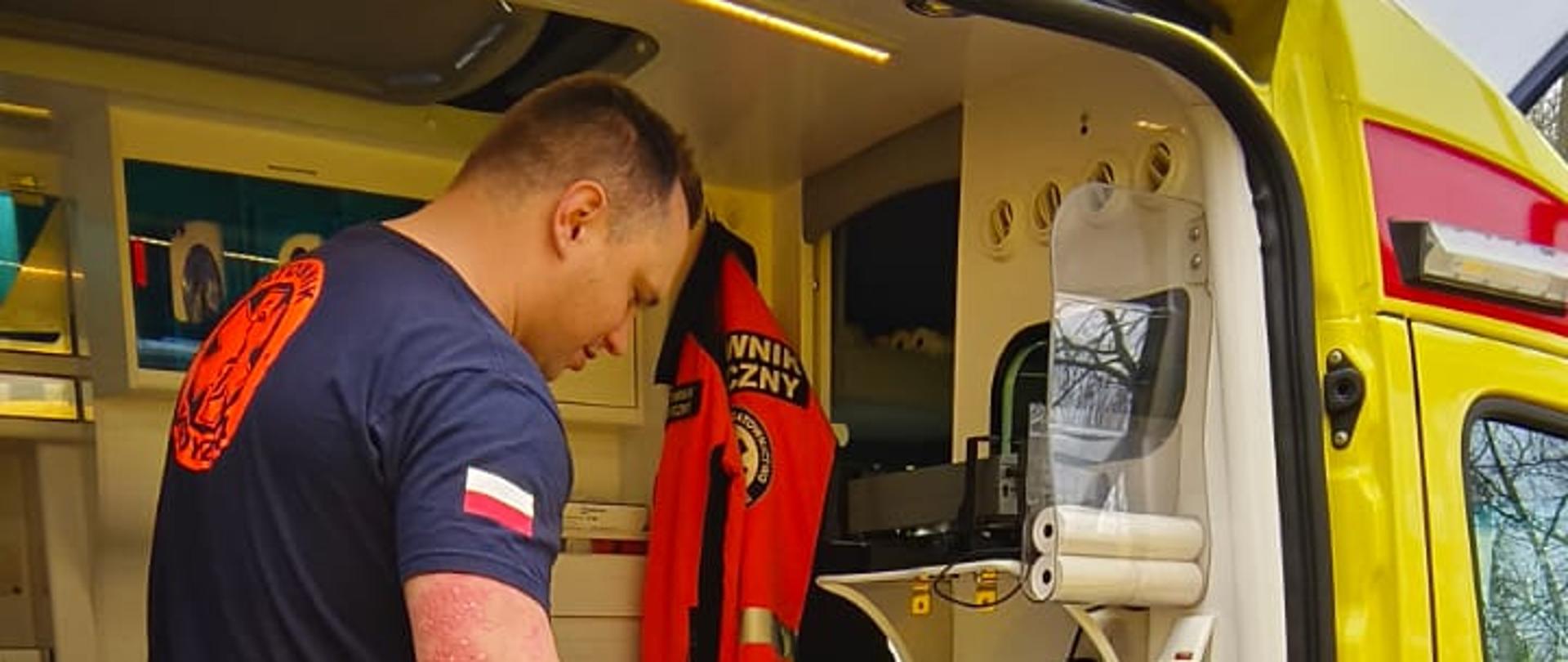 Strażak zapoznający się z wyposażeniem karetki