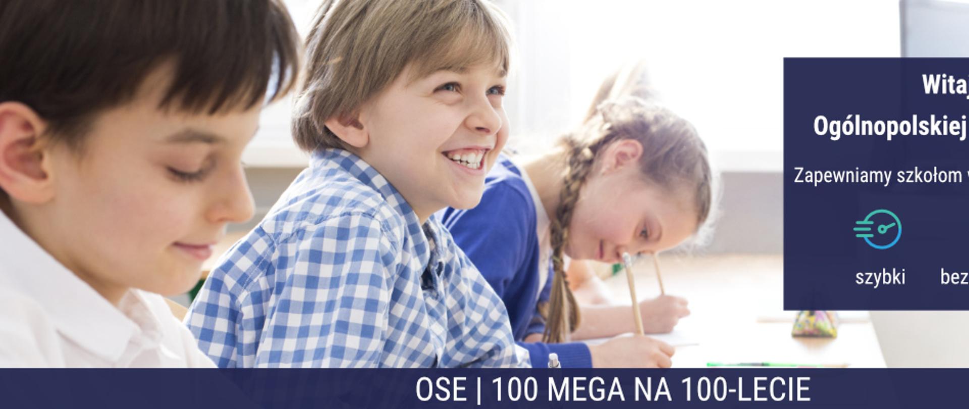 Dzieci uśmiechające się podczas lekcji, siedzące przy biurkach szkolnych.