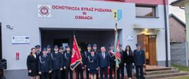 Druhowie OSP przed remizą OSP Osiny, w szyku stoją także sztandary