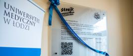 Symboliczna tablica na Uniwersytecie Medycznym w Łodzi 